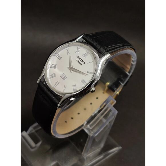 Vintage Style Seiko Quartz Mens Silver Watch & Black accents W/ Leather Strap - Picture 1 of 9